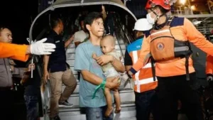 FOTO Ratusan Korban Selamat KM Mutiara Santosa Tiba di Tanjung Perak