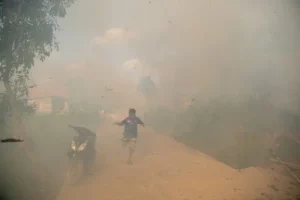Foto Warga Berlarian Saat Asap Tebal Selimuti Pemukiman di Palembang: Bencana Akibat Kebakaran Lahan