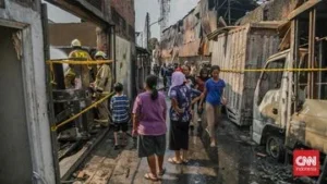 Kebakaran Pabrik Bingkai di Duren Sawit: Foto-Foto yang Berjibaku