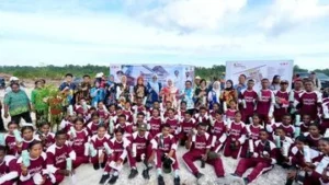 Ketum TP PKK Salurkan Bantuan Siswa-Guru Sekolah Rakyat Biak Numfor: Membangun Akses Pendidikan yang Merata