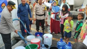 Polres Tegal Salurkan Air Bersih ke Warga Desa Terdampak Kekeringan: Bantuan Langsung untuk Masyarakat